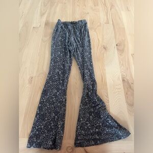 Small paisley printed flare leggings!